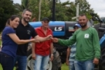 Prefeitura de Ariquemes entrega trator agr&iacute;cola por meio de chamamento p&uacute;blico aos agricultores da APRONA