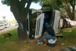 Motorista perde controle da dire&ccedil;&atilde;o e carreta tomba em viaduto