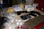 BPCHOQUE prende casal com armas, droga valiosa e R$23.000 em resid&ecirc;ncia na zona leste de Porto Velho