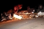 TR&Aacute;GICO: Passageira morre ap&oacute;s carreta sair da pista e tombar na BR&ndash;364