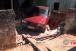 ARIQUEMES: Carro invade im&oacute;vel, quebra muro frontal e atinge duas resid&ecirc;ncias no Setor 10