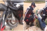 ARIQUEMES: Grave acidente entre carro e moto deixa mulher com perna fraturada &ndash; Moto ficou cravada embaixo do carro &ndash; V&iacute;deo