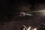 Mulher morre na hora ap&oacute;s capotar carro e cair na ribanceira; carona nada sofreu