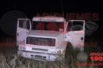 ARIQUEMES: Caminh&atilde;o perde o controle, sai da pista e entra em pasto na BR&ndash;421