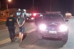 JARU &ndash; Arma de fogo &eacute; apreendida dentro de ve&iacute;culo interceptado pela PM e casal que seria de uma fac&ccedil;&atilde;o criminosa conduzido