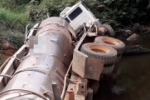 Ponte quebra e caminh&atilde;o leiteiro cai dentro do rio em Machadinho do Oeste