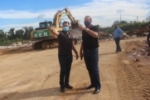 Adelino Follador visita obra de aterro da ponte da BR&ndash;421 e instala&ccedil;&atilde;o de Usina de asfalto