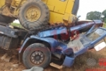 ARIQUEMES: GRAVE &ndash; Caminh&atilde;o prancha transportando P&aacute; Carregadeira cai em vala na RO&ndash;257&ndash; Cabine ficou destru&iacute;da 