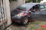 ARIQUEMES: Carro atinge muro com grade ap&oacute;s grave colis&atilde;o com autom&oacute;vel na Av. Quatro Cachoeiras