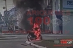 ARIQUEMES: Motociclista &eacute; surpreendido com chamas vindas de sua motoneta enquanto trafegava na Av. JK