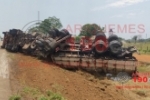 ARIQUEMES: Carreta carregada com ra&ccedil;&atilde;o tomba ap&oacute;s motorista perder o controle da dire&ccedil;&atilde;o na BR&ndash;364