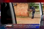 MONTE NEGRO: PMs resgatam cachorro preso entre grades de port&atilde;o