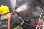 ARIQUEMES: Carga de carv&atilde;o dentro de ba&uacute; de caminh&atilde;o pega fogo na BR&ndash;364 &ndash; Motorista aciona Corpo de Bombeiros