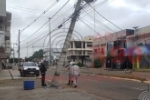 ARIQUEMES: Poste fica pendurado por fios el&eacute;tricos ap&oacute;s ser atingido por carro na Avenida Cana&atilde;