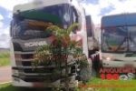 ARIQUEMES: &Ocirc;nibus fica com lateral parcialmente destru&iacute;da ap&oacute;s colis&atilde;o entre carreta na BR&ndash;364