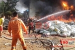 ARIQUEMES: Inc&ecirc;ndio de grandes propor&ccedil;&otilde;es destr&oacute;i reciclagem de pneus na Capit&atilde;o S&iacute;lvio &ndash; Fogo pode ter iniciado em curto da rede el&eacute;trica &ndash; V&iacute;deo