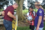 Adelino Follador entrega coletes para escolinha de Futebol em Alto Paraíso