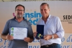 Adelino Follador entrega homenagem ao professor Weslei
