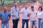 Presidente Alex Redano vistoria obras de patrolamento na linha 105, em Alto Para&iacute;so