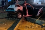 Carro derruba poste e passageiro morre em grave acidente na capital