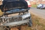 JARU: Condutor de Corolla fica preso em ferragens ao colidir em árvore na entrada do Jardim Europa