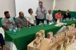 Presidente Alex Redano participa da entrega de material did&aacute;tico para alunos de Buritis