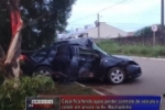Carro bate em duas &aacute;rvores e casal fica ferido na Av: Machadinho no Setor 05 de Ariquemes &ndash; V&iacute;deo