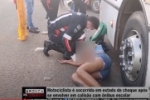 Motociclista &eacute; socorrida em estado de choque ap&oacute;s se envolver em colis&atilde;o com &ocirc;nibus escolar em Ariquemes &ndash; V&iacute;deo