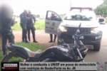 Mulher &eacute; conduzida &agrave; UNISP em posse de motocicleta com restri&ccedil;&atilde;o de RouboFurto na Av JK &ndash; V&Iacute;DEO