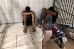 Pol&iacute;cia recebe den&uacute;ncia e prende suspeitos com moto roubada na zona leste