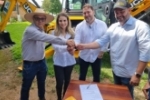 Governo de Rond&ocirc;nia entrega retroescavadeira para atender agricultores do munic&iacute;pio de Ariquemes