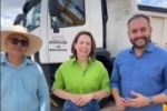 Prefeitura de Ariquemes recebe 4 caminh&otilde;es e uma retroescavadeira  &ndash;  Agricultores ser&atilde;o beneficiados &ndash;  V&iacute;deo