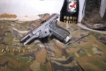Ap&oacute;s den&uacute;ncia, PM prende homem com arma, carregadores e cinto da PM