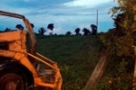 Trabalhador que fazia limpeza de terreno com trator morre eletrocutado