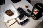 PM prende tr&ecirc;s com arma de policial penal