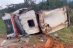 Homem morre e outro fica ferido ap&oacute;s capotamento do caminh&atilde;o de lixo na BR&ndash;364