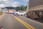 Motociclista perde a perna e sofre v&aacute;rias  fraturas ap&oacute;s  bater de frente contra carreta na BR 364 em Ariquemes &ndash; V&iacute;deo