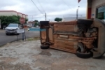 Carro invade preferencial, &eacute; atingido por S10 e acaba capotando