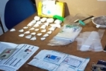 Denarc prende mulher que distribuia drogas a mando do marido, que está preso