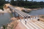 Obra da ponte do rio Jamari avan&ccedil;a para fase de conclus&atilde;o, ap&oacute;s instala&ccedil;&atilde;o das vigas pr&eacute;&ndash;moldadas