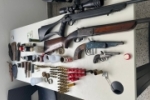 FLAGRANTE: Operação da PM em Buritis apreende arsenal de armas em casa e pai de acusado é preso