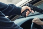 TOCAIA: Quadrilha escondida em matagal rouba carro e outros objetos de motorista na Capital