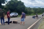 V&iacute;deo: casal fica ferido ao colidir com carro na BR entre Vilhena e Colorado &ndash; Um motociclisa faleceu no local