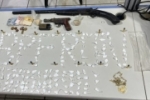 Traficante &eacute; preso com mais de 200 por&ccedil;&otilde;es de drogas e armas