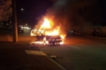 DESTRUIÇÃO: Carro é incendiado durante ataque de dupla criminosa na capital