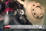 Motociclista &eacute; socorrido pelo SAMU ap&oacute;s colidir em lateral de caminh&atilde;o de lixo na Av. Jamari &ndash; LIVE: ESTAMOS NO AR! PROGRAMA BRONCA DA PESADA