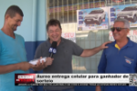 &Aacute;ureo entrega celular para ganhador de sorteio &ndash; V&iacute;deo