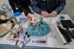CERCA DE MEIO QUILO DE DROGAS E UMA ARMA DE FOGO S&Atilde;O APREENDIDAS PELA PM EM ARIQUEMES