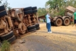 Caminhão carregado com grãos tomba na BR–435 entre Vilhena e Colorado