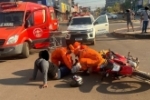 Ciclista e motociclista são socorridos após colisão no centro